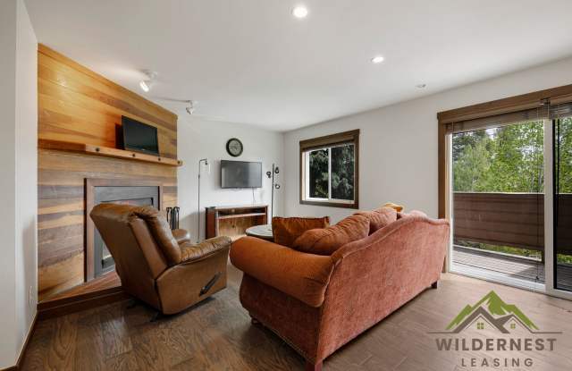 Long Term or Winter Lease 3 Bedroom/3 Bath Unit w/Updated kitchen on the Bus Route Gallery 3