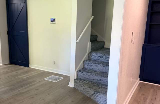 Spacious 5-Bedroom, 3-Bath Multi-Level Townhome in Raytown Gallery 3