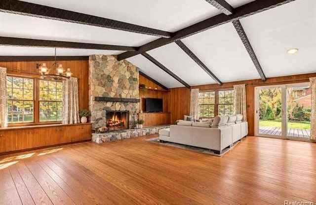 18750 Glenwood Boulevard Gallery 2