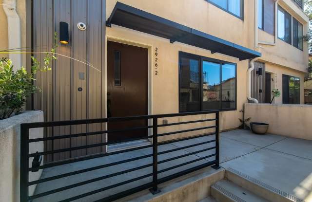 Luxury Townhome Centrally Located in Silver Lake! Gallery 3