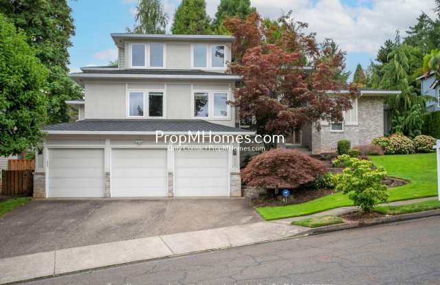 Luxury Five Bedroom Home in West Linn w/ Soaring Ceilings in Every Room! photos photos
