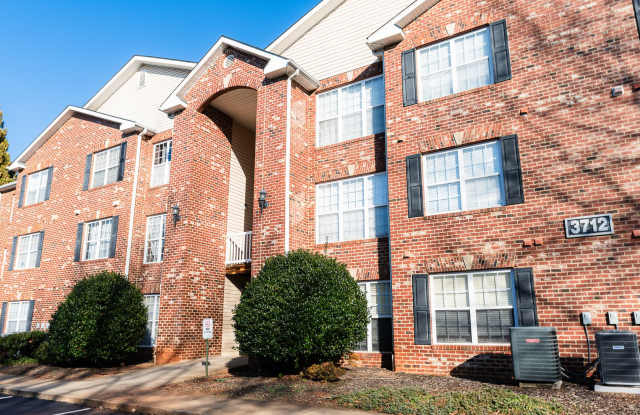 Wonderful updated 2 bedroom 2 bath condo on main level off Battleground ave in NW Greensboro - 3712 Cotswold Avenue, Greensboro, NC 27410