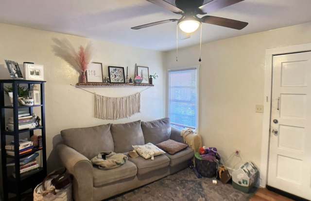 Lovely 2 Bedroom, 1 Bathroom Home (Huge Backyard) Gallery 4