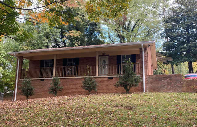 3 bedroom 2 bathroom single-family home - 1901 Valley View Drive, Morristown, TN 37813