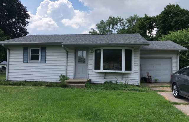 Comfy 2-Bedroom Home with Garage in Moline photos photos