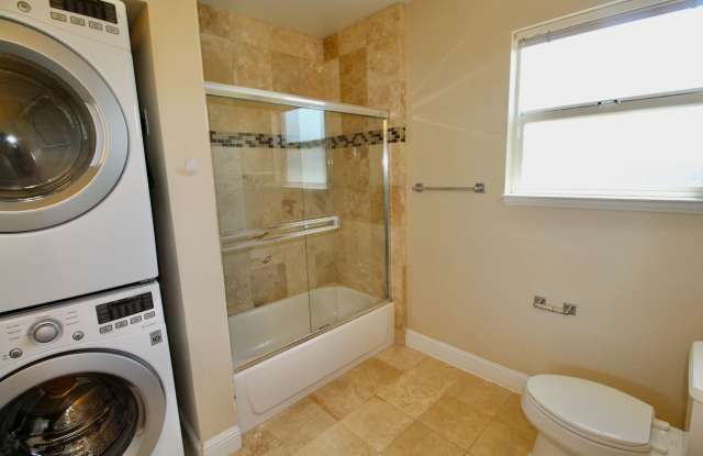 Two story unit w/ spiral staircase blocks from downtown Berkeley! In unit washer dryer! photos photos