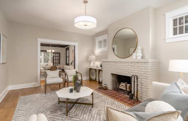Charming Townhome | 5 Bed | 3.5 Bath | 3,300 Sf | Covered Front Porch & Large Fenced-In Backyard | Detached 3-Car Garage Gallery 1