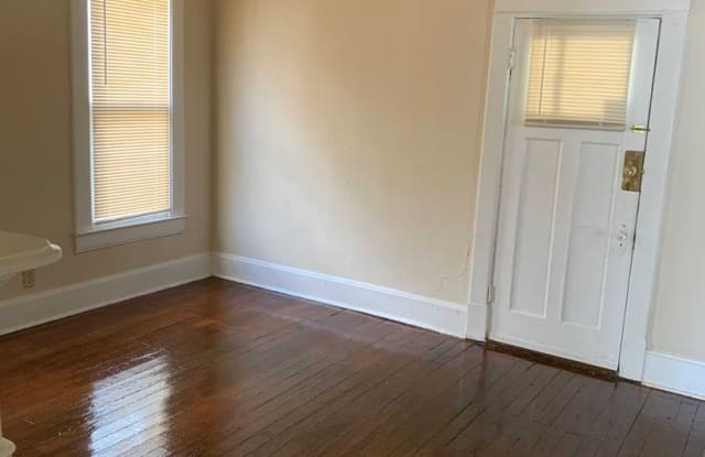 House with off street parking on Park Ave! - 364 Park Ave, Lexington, KY 40502