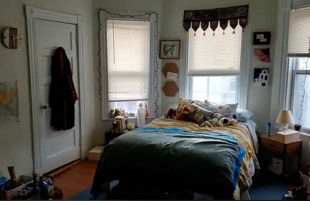 Brookline- Allston border 5-bed/2-bath photos photos