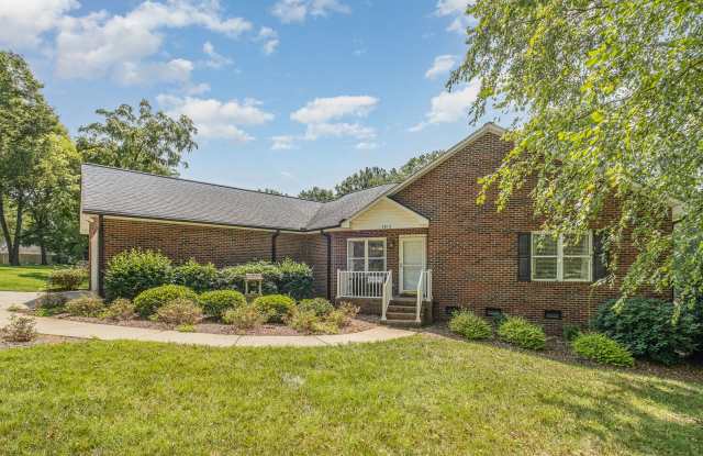 Waterfront– Fully Furnished on Lake Norman – Available 10/1 Gallery 3