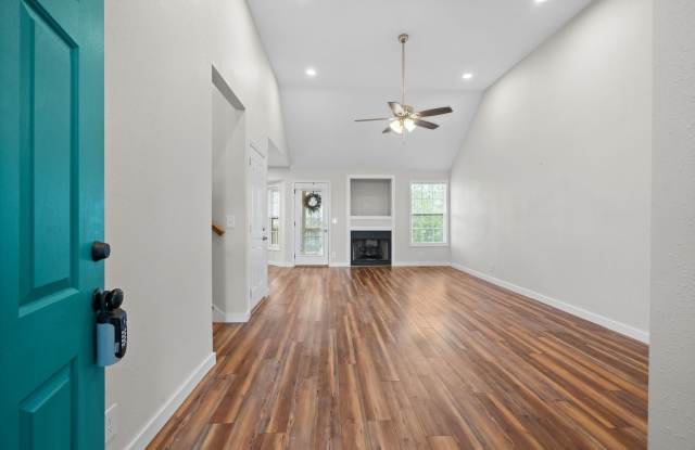 Spacious 3-Bedroom Home with Bonus Room & Fenced Yard Gallery 4