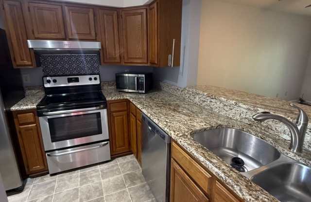 1BR/1.5BA Condo in Farragut – Prime Location & Modern Comfort Gallery 1