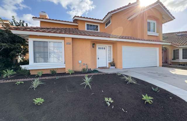 Remodeled 3 bed 2.5 bath house -2 car garage/laundry hook ups/back yard - 20 Cantera, Santa Ana, CA 92703
