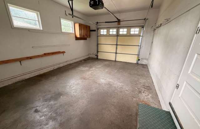 3-Bedroom Home Bordering UNO Campus Gallery 3