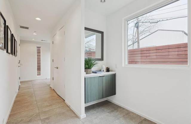 2710 Throckmorton Street Gallery 3