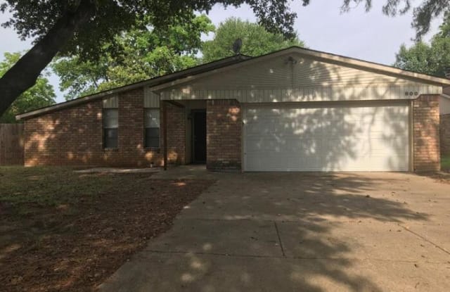 800 Matthews Court - 800 Matthews Court, Arlington, TX 76012