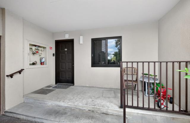 2200 S Cypress Bend Drive Gallery 4