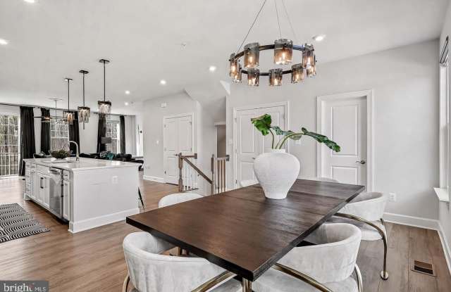 10878 FOXTROT Circle Gallery 1