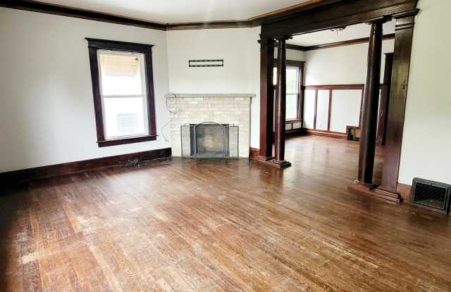 815 Cass Avenue Southeast - 2 photos photos