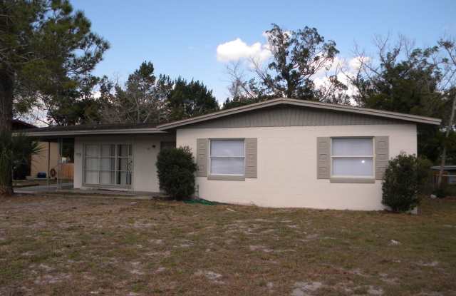 3 Bedroom, 2 Bath Single family home at 5917 Wolf Road, Orlando, FL 32808. - 5917 Wolf Road, Pine Hills, FL 32808