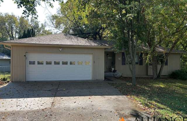 Amazing, Spacious Home! Pet Friendly! New flooring in Living and Dining rooms! photos photos