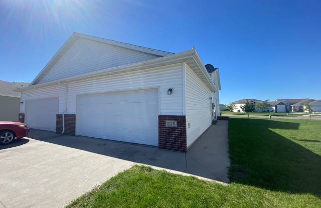 Spacious South Moorhead Twinhome with Double Garage & Prime Location! photos photos