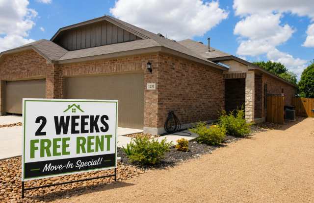 3/2/2 Duplex / Walk to Historic Gruene / Fridge / Gas Cooking / Fenced in yard / CISD photos photos