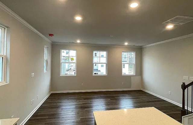 Room in 3 Bedroom Home at Hemlock Cone Wy photos photos