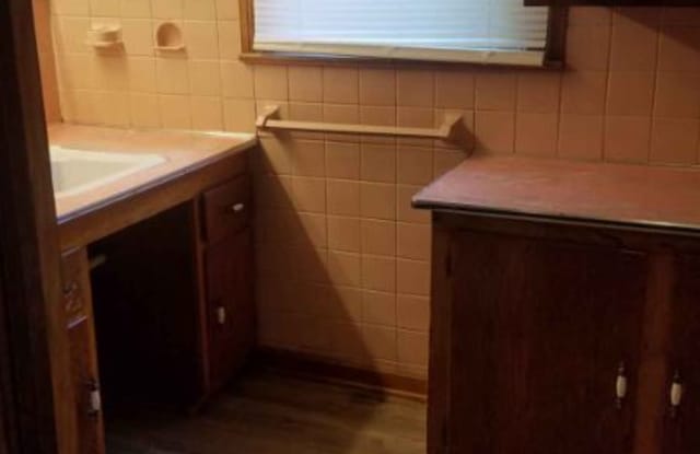 143 S Portland Ave - 143 South Portland Avenue, Youngstown, OH 44509