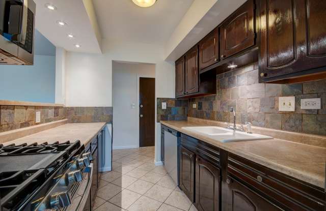 2210 Country Club Drive Gallery 4