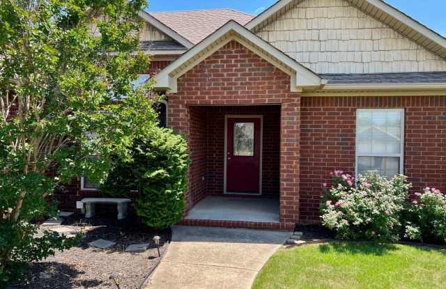 3 Bed, 2 Bath Brick Home with Two-Car Garage, Jetted Tub, and Fenced Yard Gallery 3