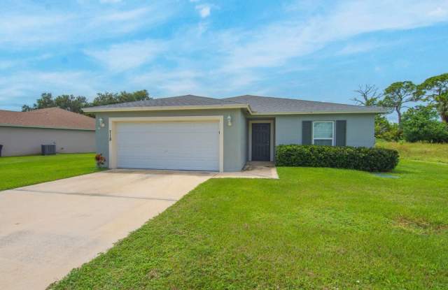 SPACIOUS 4 BEDROOM POOL HOME CONVENIENTLY LOCATED! Gallery 1