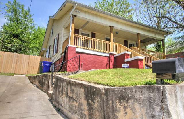 Craftsman bungalow with large fenced yard lovely front porch! - 210 West Enterprise Street, Durham, NC 27707