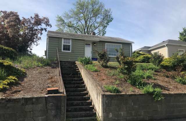 1106 E 10th St - 1106 East 10th Street, The Dalles, OR 97058