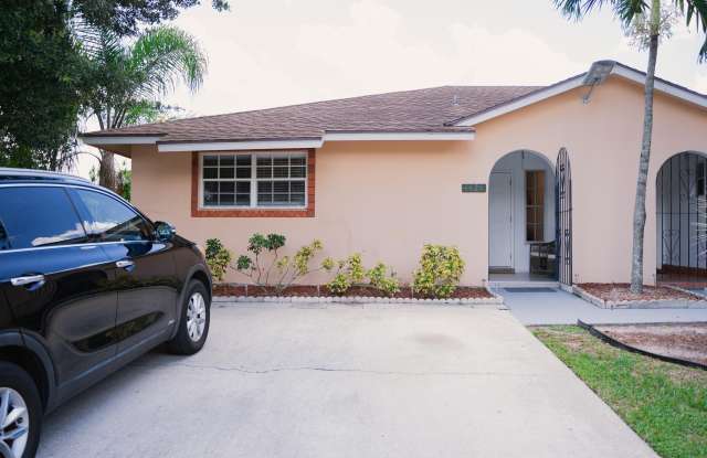 1425 Riverside Circle Gallery 2
