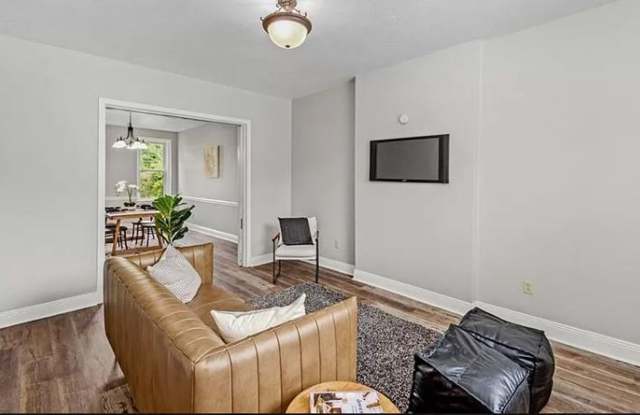 Beautifully remodeled near REGENT SQUARE - 6 BR, 1.5 Bath brick home on level double-lot. Gallery 4