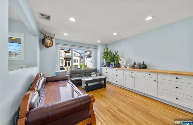 224 Warren Avenue Gallery 4