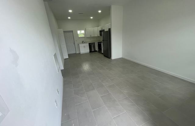Bright & Modern 2 Bed-1 Bath Pet-Friendly Home in Desirable Lake Placid! Gallery 3