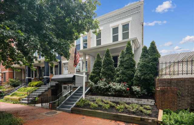 END UNIT 2 + 1.5 Fantastic on Florida! 2 Bed 1.5 BA W/Tandem Parking for 2 photos photos
