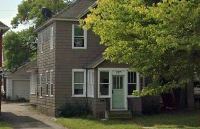 3 bedroom 1 bath house - 327 West Main Street, Albert Lea, MN 56007