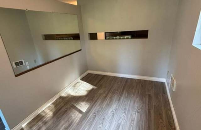 Beautiful Sudden Valley studio surrounded by nature Gallery 4