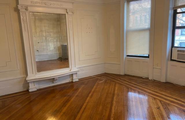 558 7th Street Gallery 3
