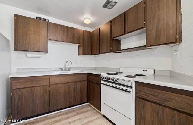 Move In Ready Unit! 1 Bed 1 Bath New Flooring! photos photos