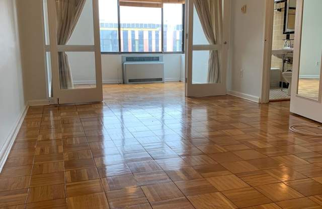 Top Floor Efficiency off Dupont Circle with Amazing City View!! Gallery 3