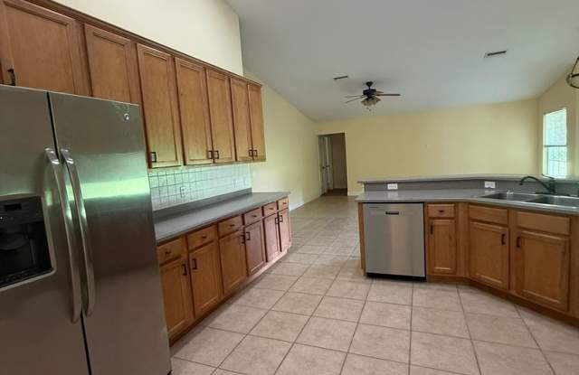 Large 4 bedroom, 3 bathroom, 2 car garage in cul-de-sac Gallery 4