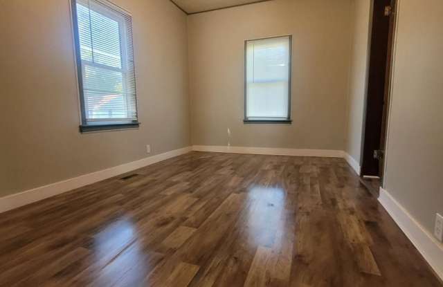 $1095 - 4 bed 1 bath - Single Family Home - 906 East 9th Street, Newton, KS 67114
