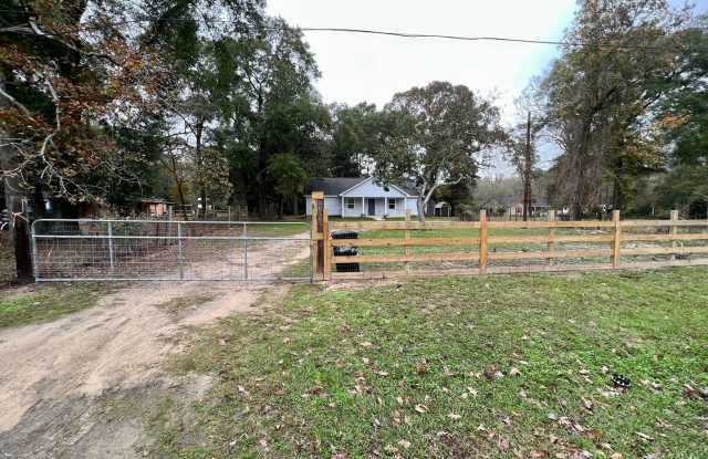 Country home on nearly an acre of land! photos photos