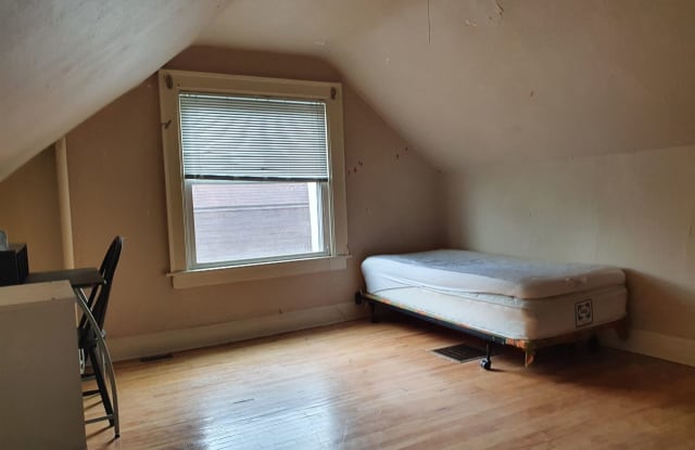 817 Comstock Avenue - 817 Comstock Avenue, Syracuse, NY 13210
