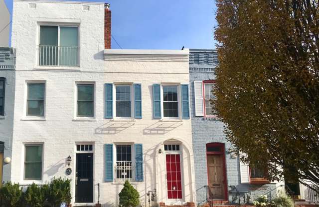 915 HUGHES Mews NW Gallery 1