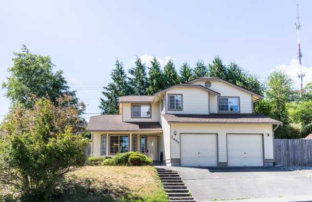 4 Bed/2.5 Bath Nearly 2000 SqFt, Gas Fireplace, RV Parking Gallery 4